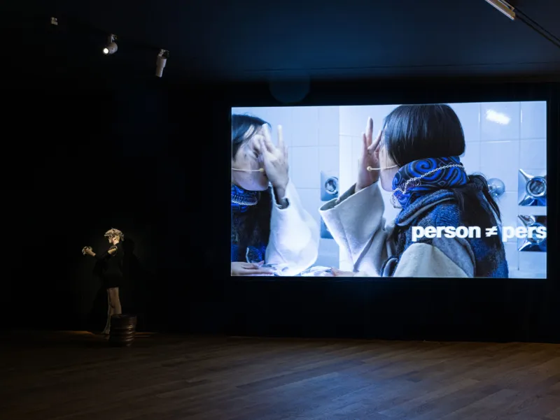 Ivan Cheng, ‘Casemates’, 04.03 – 17.05.2026, Mudam Luxembourg – Musée d’Art Moderne Grand-Duc Jean
Costumes: Good & Bad 
Photo: Mike Zenari © Mudam Luxembourg

Co-produced by Mudam Luxembourg – Musée d’Art Moderne Grand-Duc Jean and TEA Tenerife Espacio de las Artes as part of the Perform Inform Transform: Participatory Performance in Art Museums (PIT) project, co-funded by the European Union.