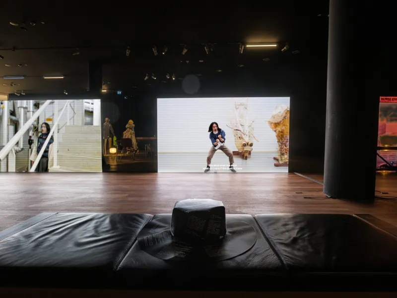 Ivan Cheng, ‘Casemates’, 04.03 – 17.05.2026, Mudam Luxembourg – Musée d’Art Moderne Grand-Duc Jean
Costumes: Good & Bad 
Photo: Mike Zenari © Mudam Luxembourg

Co-produced by Mudam Luxembourg – Musée d’Art Moderne Grand-Duc Jean and TEA Tenerife Espacio de las Artes as part of the Perform Inform Transform: Participatory Performance in Art Museums (PIT) project, co-funded by the European Union.