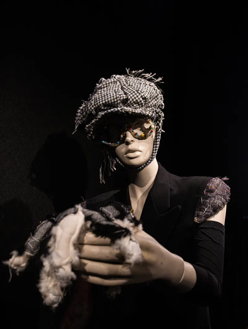 Ivan Cheng, ‘Casemates’, 04.03 – 17.05.2026, Mudam Luxembourg – Musée d’Art Moderne Grand-Duc Jean
Costumes: Good & Bad 
Photo: Mike Zenari © Mudam Luxembourg

Co-produced by Mudam Luxembourg – Musée d’Art Moderne Grand-Duc Jean and TEA Tenerife Espacio de las Artes as part of the Perform Inform Transform: Participatory Performance in Art Museums (PIT) project, co-funded by the European Union.