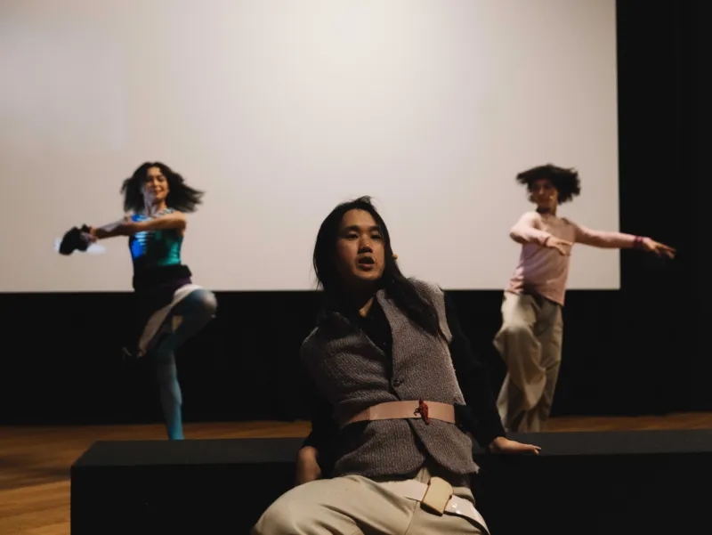 Ivan Cheng, ‘The Fountain’, 07.03 – 08.03.2026, Mudam Luxembourg – Musée d’Art Moderne Grand-Duc Jean
Performance: Lev Babych, Ivan Cheng, Jeanna Serikbayeva
Costumes: Good & Bad
Photo: Eike Walkenhorst © Mudam Luxembourg