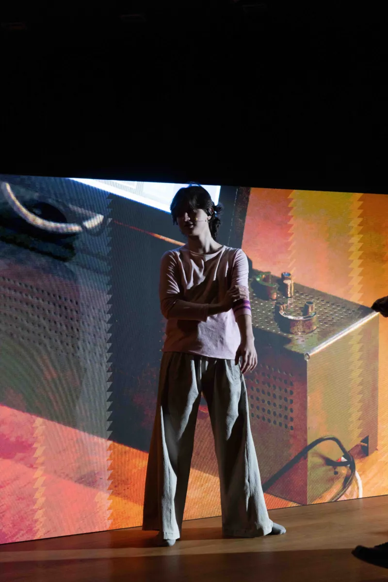 Ivan Cheng, ‘The Fountain’, 07.03 – 08.03.2026, Mudam Luxembourg – Musée d’Art Moderne Grand-Duc Jean
Performance: Lev Babych, Ivan Cheng, Jeanna Serikbayeva
Costumes: Good & Bad
Photo: Eike Walkenhorst © Mudam Luxembourg