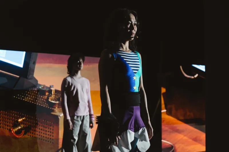 Ivan Cheng, ‘The Fountain’, 07.03 – 08.03.2026, Mudam Luxembourg – Musée d’Art Moderne Grand-Duc Jean
Performance: Lev Babych, Ivan Cheng, Jeanna Serikbayeva
Costumes: Good & Bad
Photo: Eike Walkenhorst © Mudam Luxembourg