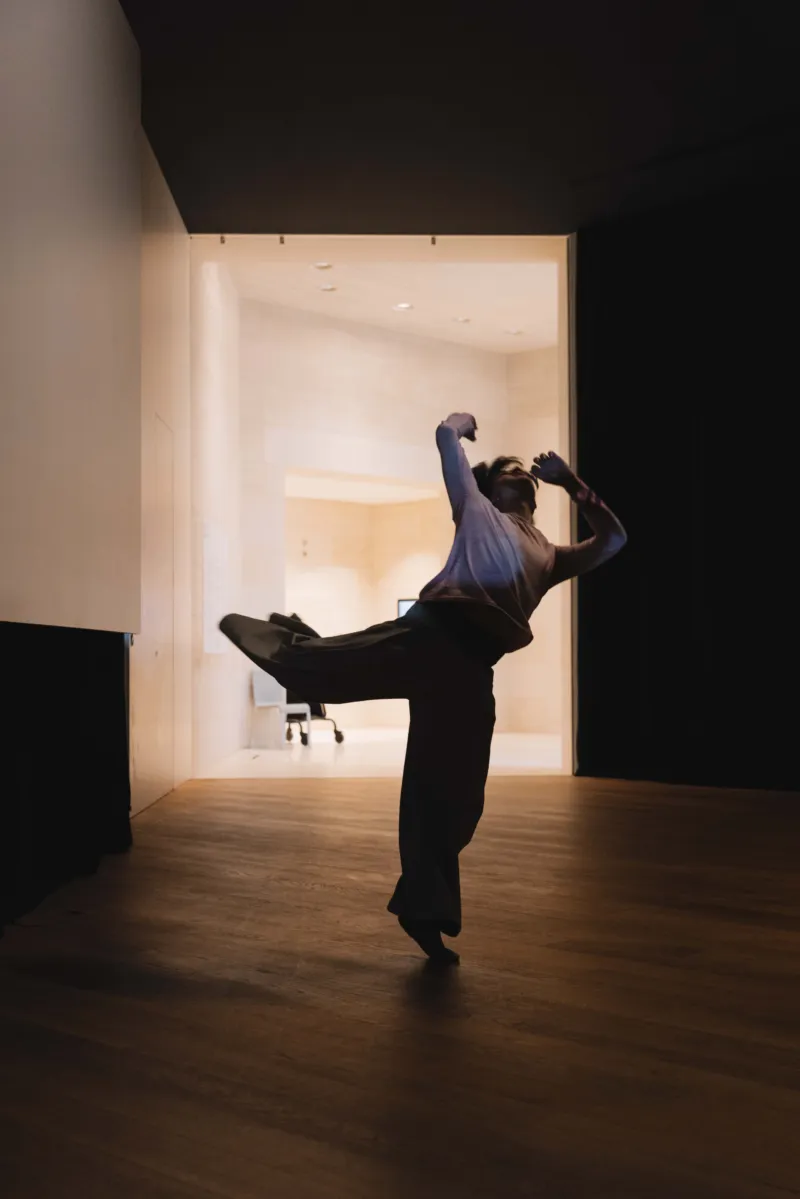 Ivan Cheng, ‘The Fountain’, 07.03 – 08.03.2026, Mudam Luxembourg – Musée d’Art Moderne Grand-Duc Jean
Performance: Lev Babych, Ivan Cheng, Jeanna Serikbayeva
Costumes: Good & Bad
Photo: Eike Walkenhorst © Mudam Luxembourg