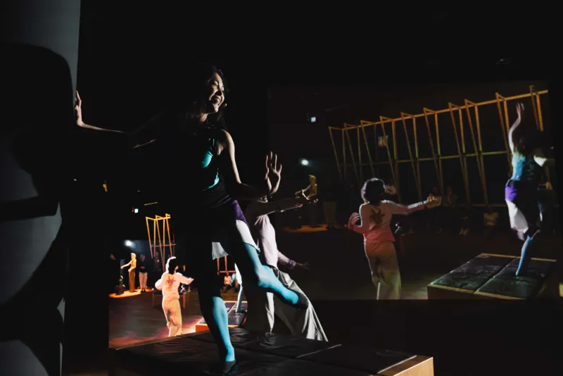Ivan Cheng, ‘The Fountain’, 07.03 – 08.03.2026, Mudam Luxembourg – Musée d’Art Moderne Grand-Duc Jean
Performance: Lev Babych, Ivan Cheng, Jeanna Serikbayeva
Costumes: Good & Bad
Photo: Eike Walkenhorst © Mudam Luxembourg