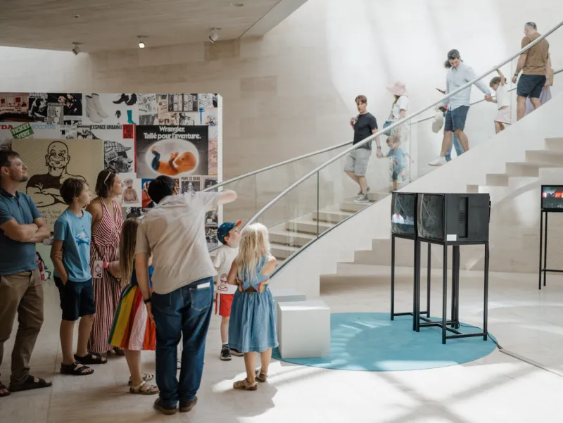 Families on a guided tour at Mudam.