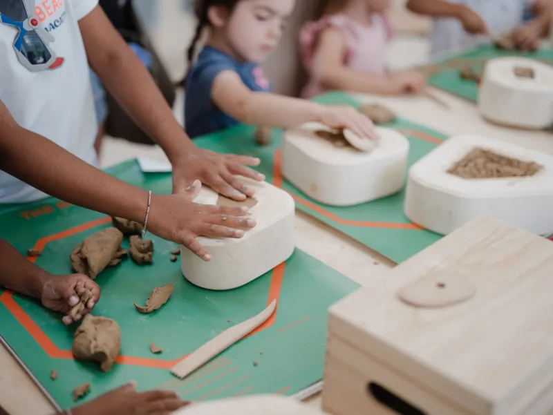 Des enfants participant à un atelier de céramique au Mudam.
