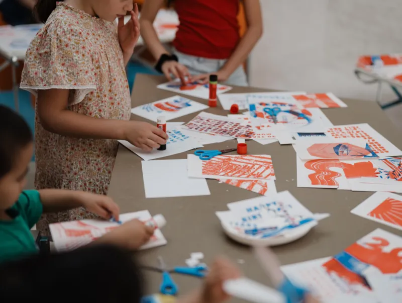 Des enfants réalisant des collages lors d’un atelier au Mudam.