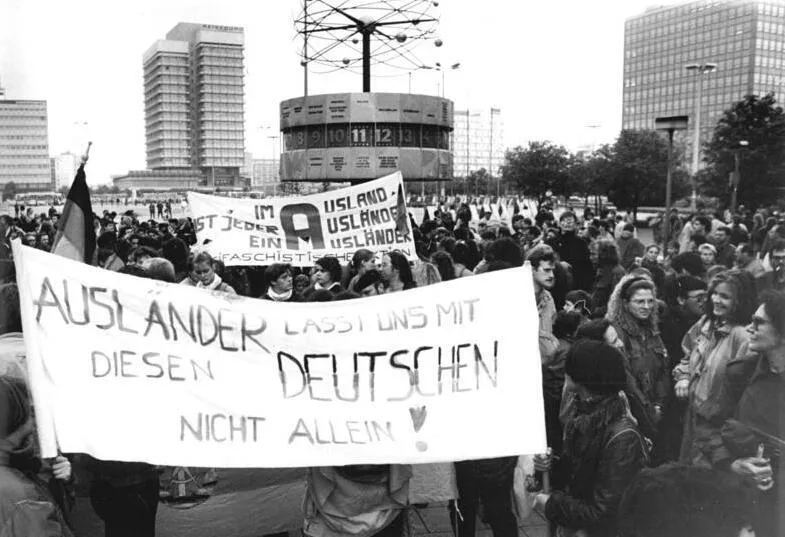 ADN- Oberst 24.4.90-Berlin: An einer Demonstration unter dem Motto "In- und Auslder gemeinsam- Menschenrechte sind unteilbar" beteiligten sich am Abend auf dem Alexanderplatz tausende Bger aus beiden Teilen der Stadt. Von dort zogen sie zu einer Kundgebung vor dem Roten Rathaus.
