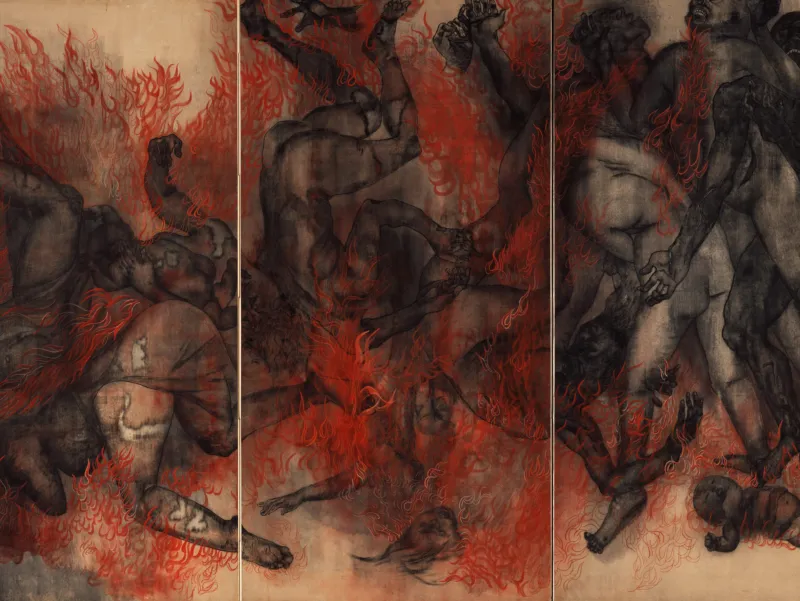 Un triptyque sombre aux tons sépia représentant de nombreuses figures humaines nues et tourmentées, qui se tordent et chutent au milieu de flammes rouges épaisses. Les personnages se chevauchent sur les trois panneaux, créant une scène chaotique et oppressante, avec des visages angoissés et des corps contorsionnés. Les ombres noires et grises contrastent avec les flammes rouges éclatantes aux formes sinueuses, tandis que le fond évoquant un parchemin ancien confère à l’œuvre une atmosphère sombre et infernale.