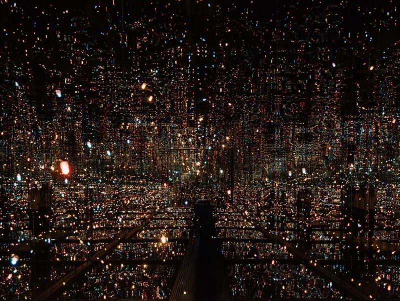 Un paysage sombre et futuriste, baigné d’innombrables lumières scintillantes et de reflets complexes, créant une atmosphère numérique dense et immersive.