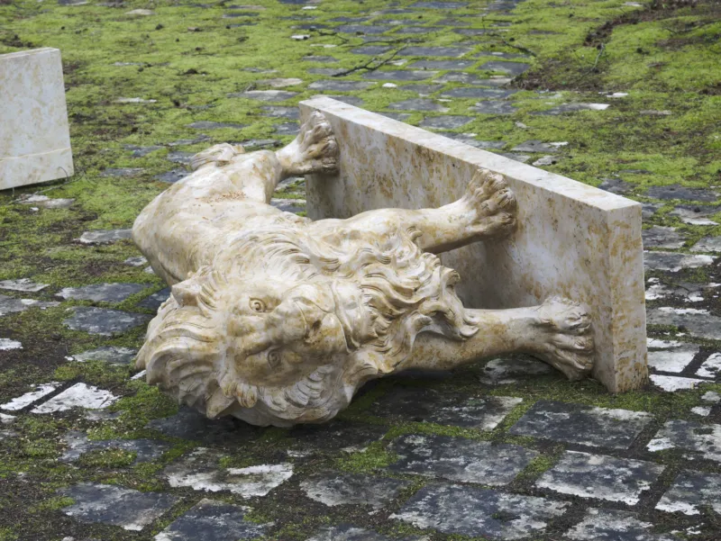 Nina Beier, ‘Guardians’, 2022, détail. Marbre, graines pour oiseaux.  55 x 170 x 130 cm chacun (5 lions). Collection Mudam Luxembourg. Donation 2023 – The New Carlsberg Foundation, Copenhagen. Vue de l’exposition ‘A Model’, Mudam Luxembourg © Photo : Mareike Tocha | Mudam Luxembourg
