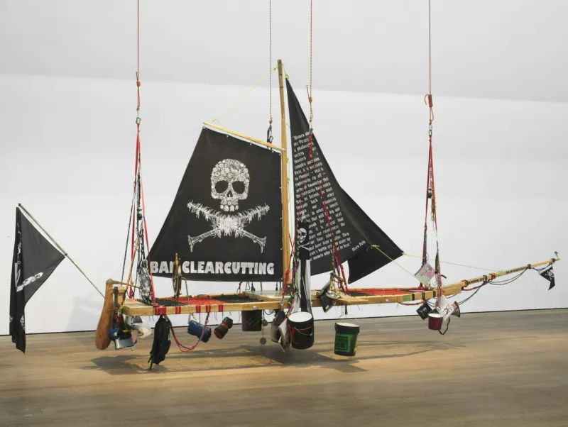 Andrea Bowers, ‘Radical Feminist Pirate Ship Tree Sitting Platform’, 2013. Collection Mudam Luxembourg. Donation 2023 – Gaby et Wilhelm Schürmann avec le soutien des membres du Cercle des collectionneurs du Mudam Luxembourg. Vue de l’exposition ‘A Model’, 09.02 – 08.09.2024, Mudam Luxembourg. Photo : Mareike Tocha © Mudam Luxembourg
