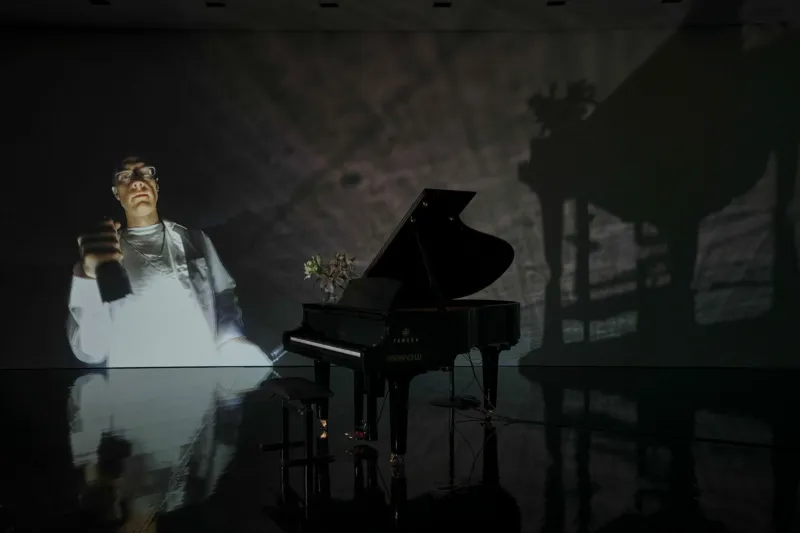 Billy Bultheel & James Richards, ‘Workers in Song’, Mudam Luxembourg © Photo: Eike Walkenhorst | Mudam Luxembourg