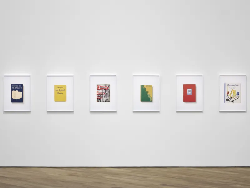 Annette Kelm, Série ‘Die Bücher’, 2019-2021. Collection Mudam Luxembourg. Vue de l’exposition ‘Radio Luxembourg: Echoes across borders’, Mudam Luxembourg. Photo : Mareike Tocha © Mudam Luxembourg
