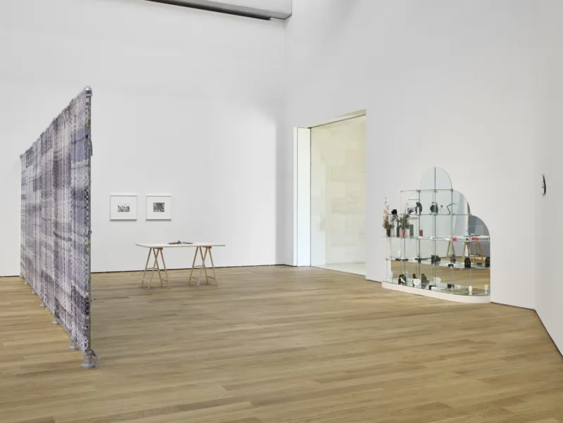 Andrea Bowers, ‘Defense of Necessity’, 2003. Henrike Naumann, ‘Aufbau West’, 2017. Collection Mudam Luxembourg. Donation 2023 – Gaby et Wilhelm Schürmann avec le soutien des membres du Cercle des collectionneurs du Mudam Luxembourg. View of the exhibition ‘Radio Luxembourg: Echoes across borders’, Mudam Luxembourg. Photo: Mareike Tocha © Mudam Luxembourg