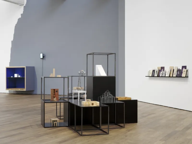 Eva Kot'átková, ‘Controlled Memory Loss’, 2009-2010. Joëlle Tuerlinckx, ‘Poche d’atelier (période bleue, avec table et 3 cubes (2008)), 2011 / Salle ‘gris neutral’’, 2013. Collection Mudam Luxembourg. Donation 2024 – Gaby et Wilhelm Schürmann avec le soutien des membres du Cercle des collectionneurs du Mudam Luxembourg. View of the exhibition ‘Radio Luxembourg: Echoes across borders’, Mudam Luxembourg. Photo: Mareike Tocha © Mudam Luxembourg