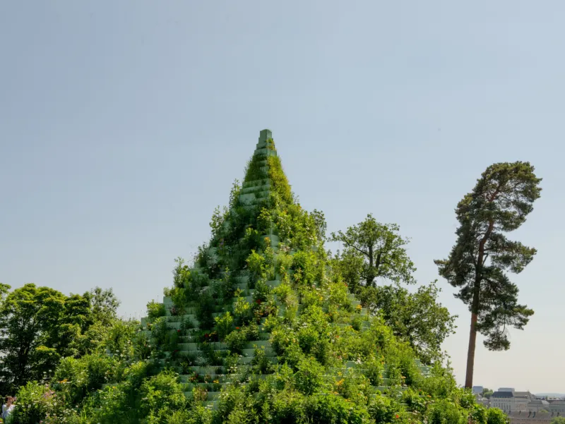 ‘Agnes Denes: The Living Pyramid’, 2015. Park Dräi Eechelen. Photo: Olivier Hoffmann © Mudam Luxembourg