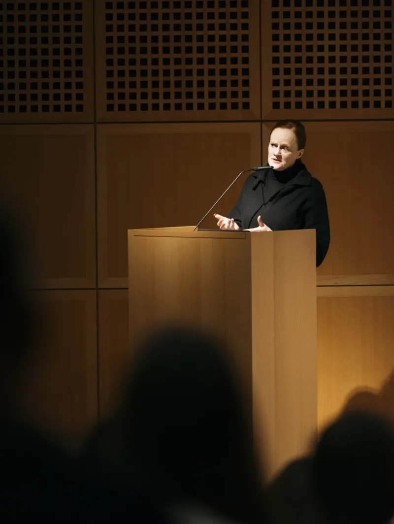 Bettina Steinbrügge s’exprimant à la tribune dans l’auditorium du Mudam lors du symposium « What Looks Good Today May Not Look Good Tomorrow: The Legacy of Michel Majerus », le 9 novembre 2022.