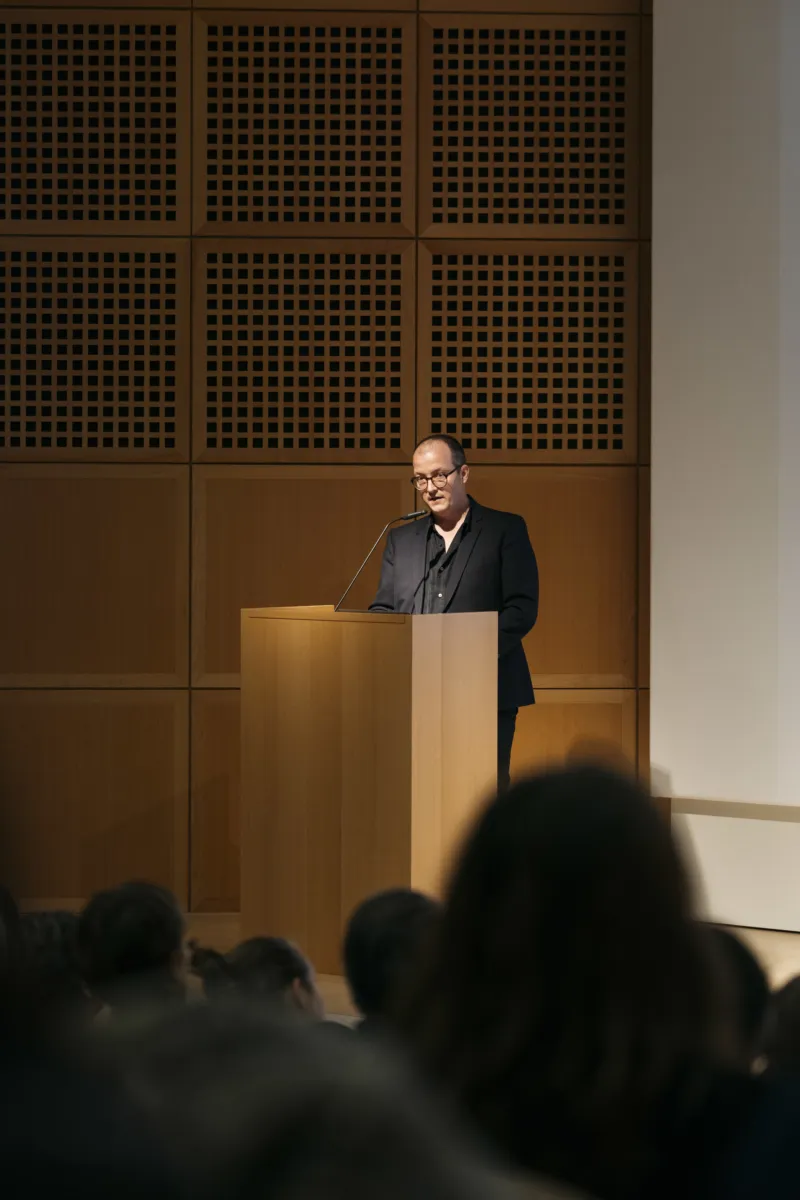 Fabian Schöneich at the symposium "what looks good today may not look good tomorrow: The Legacy of Michel Majerus", 09.11.2022 Mudam Luxembourg © Photo : Eike Walkenhorst | Mudam Luxembourg