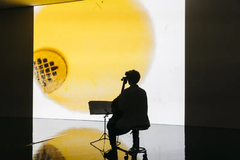 Billy Bultheel & James Richards, ‘Workers in Song’. Performance, 28.03.2024 Mudam Luxembourg © Photo: Eike Walkenhorst | Mudam Luxembourg