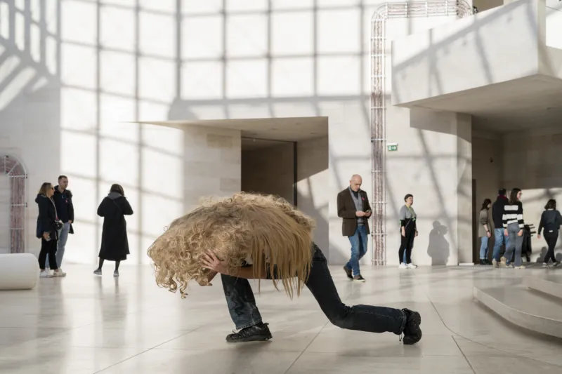 Performance of "JET SET" by Anna Franceschini, Mudam Luxembourg 17.12.2023 © Photo: Fabrizio Vatieri  Mudam Luxembourg