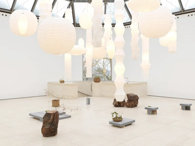Vue de l'exposition "Isamu Noguchi / Danh Vo. a cloud and flowers", 11.12.2021 – 19.09.2022, Mudam Luxembourg © Photo : Nick Ash