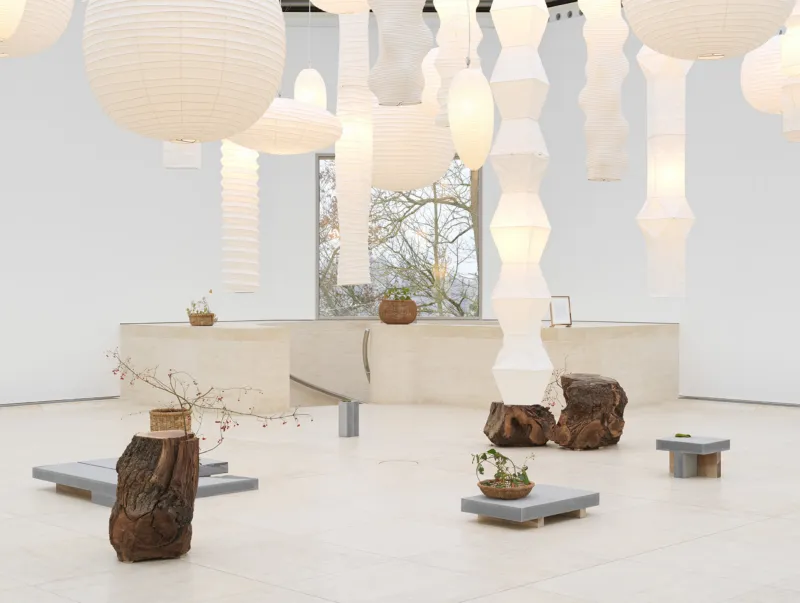 Vue de l'exposition "Isamu Noguchi / Danh Vo. a cloud and flowers", 11.12.2021 – 19.09.2022, Mudam Luxembourg © Photo : Nick Ash