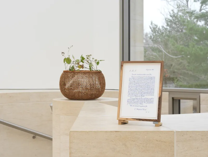 Vue de l'exposition "Isamu Noguchi / Danh Vo. a cloud and flowers", 11.12.2021 – 19.09.2022, Mudam Luxembourg © Photo : Nick Ash
