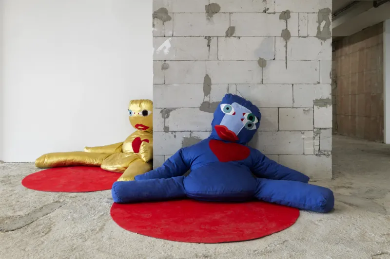 Dardan Zhegrova, "Your enthusiasm to tell a story", 2016. Techniques mixtes, son. 100 x 200 cm. 4 min 26 sec, en boucle. Collection Mudam Luxembourg. Acquisition 2023. Vue de l’installation à l’occasion de "Manifesta 14", Grand Hotel, Prishtina, 22.07 – 30.10.2022 © Photo : Leart Rama