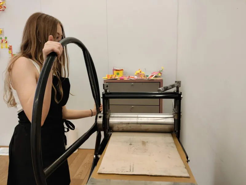 A young person participating in a print workshop at Mudam.