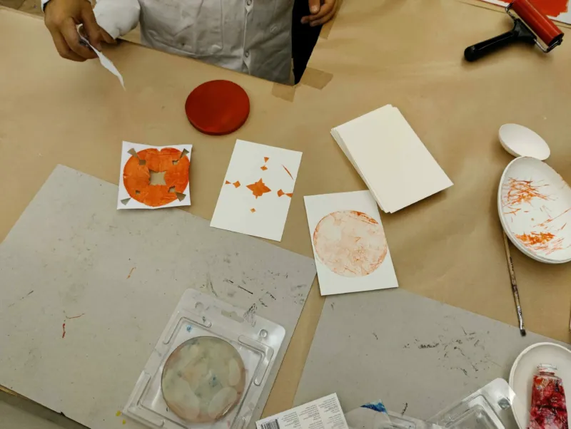 A child participating in a print workshop at Mudam.