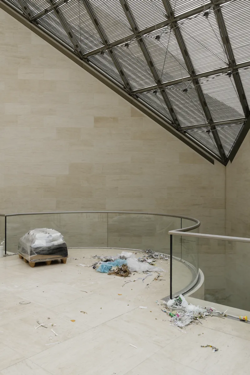 View of the exhibition ‘Jason Dodge. Tomorrow, I walked to a dark black star’, Mudam Luxembourg © Photo: Aurélien Mole | Mudam Luxembourg