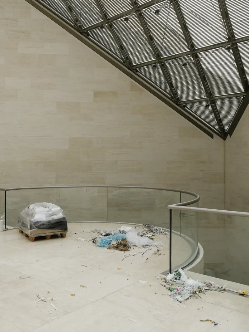 View of the exhibition ‘Jason Dodge. Tomorrow, I walked to a dark black star’, Mudam Luxembourg © Photo: Aurélien Mole | Mudam Luxembourg