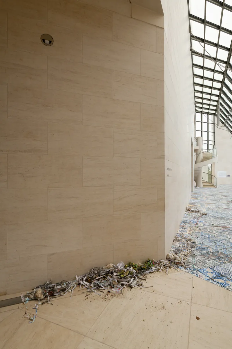 View of the exhibition ‘Jason Dodge. Tomorrow, I walked to a dark black star’, Mudam Luxembourg © Photo: Aurélien Mole | Mudam Luxembourg