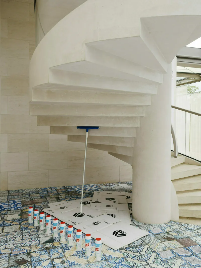 View of the exhibition ‘Jason Dodge. Tomorrow, I walked to a dark black star’, Mudam Luxembourg © Photo: Aurélien Mole | Mudam Luxembourg