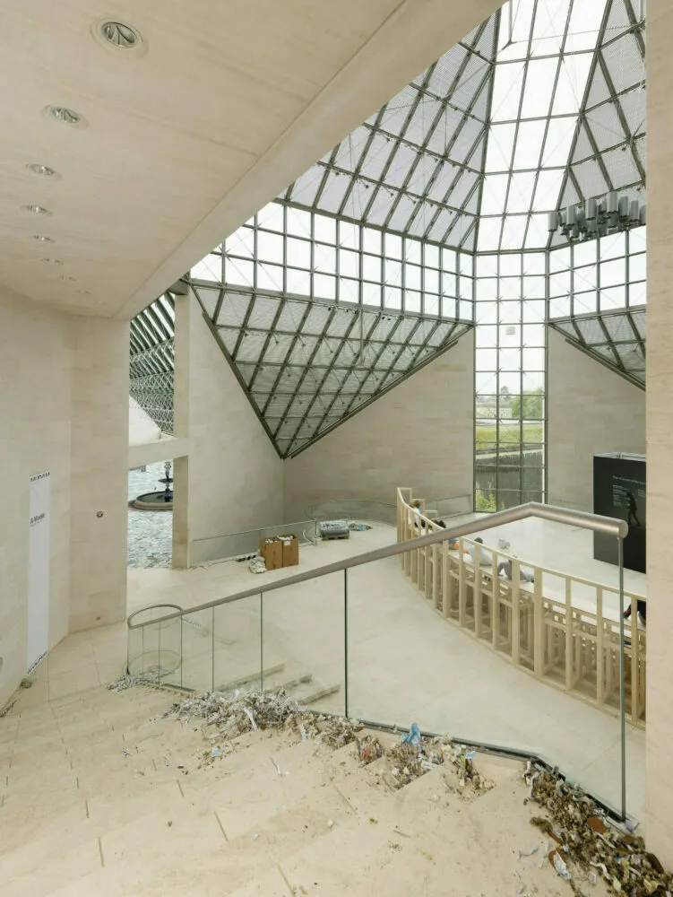 View of the exhibition ‘Jason Dodge. Tomorrow, I walked to a dark black star’, Mudam Luxembourg © Photo: Aurélien Mole | Mudam Luxembourg