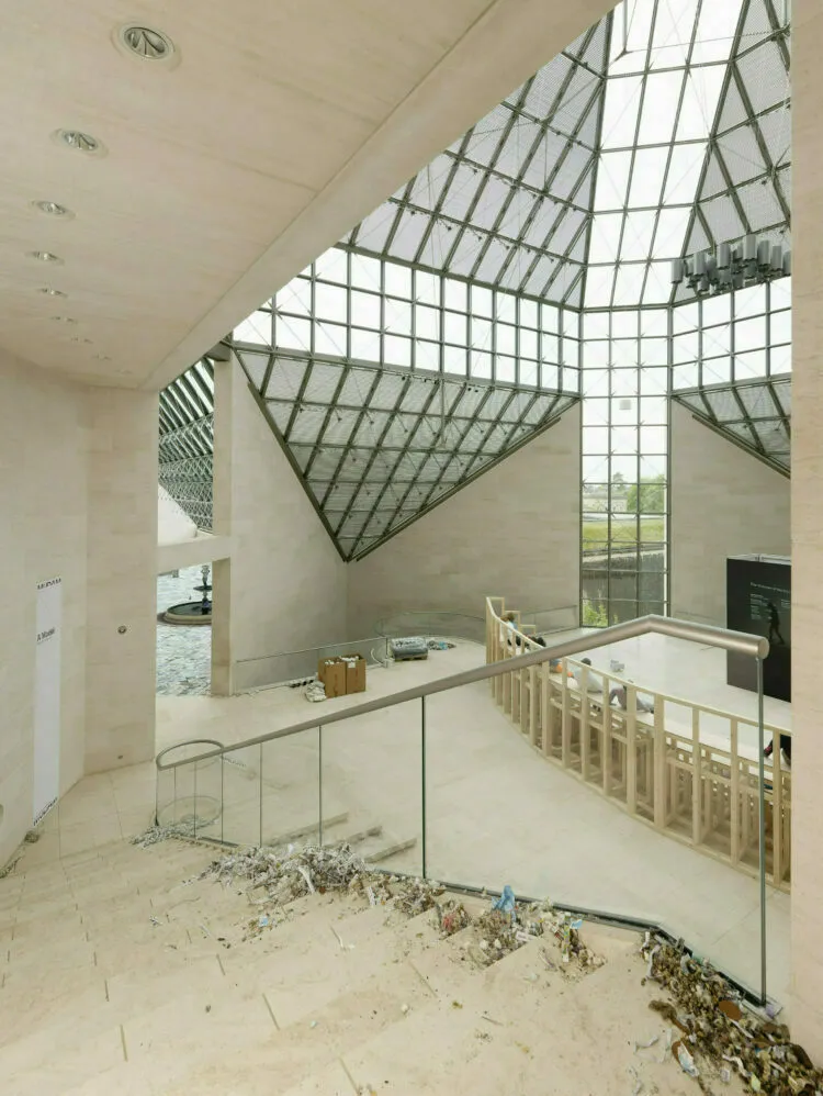 View of the exhibition ‘Jason Dodge. Tomorrow, I walked to a dark black star’, Mudam Luxembourg © Photo: Aurélien Mole | Mudam Luxembourg