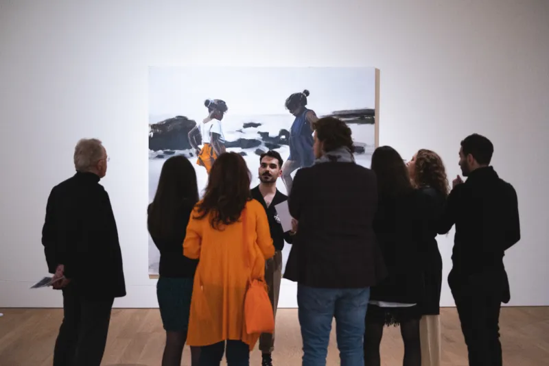 Visite de l'exposition "Lynette Yiadom-Boakye. Fly In League With The Night", 01.04 – 05.09.2022, Mudam Luxembourg. Œuvre "Condor And The Mole", 2011, Arts Council Collection, Southbank Centre, London © Photo : Simon Verjus | Mudam Luxembourg