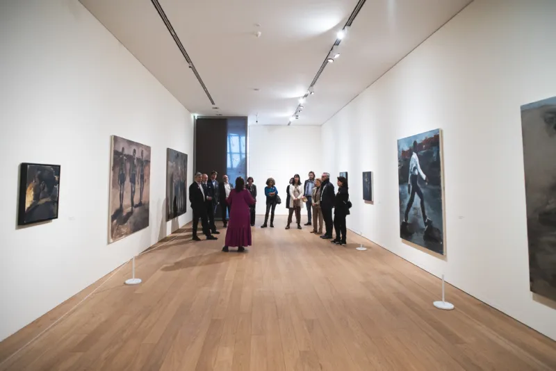 Visite de l'exposition "Lynette Yiadom-Boakye. Fly In League With The Night", 01.04 – 05.09.2022, Mudam Luxembourg © Photo : Simon Verjus | Mudam Luxembourg