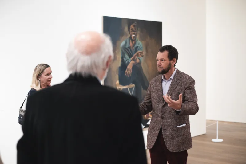 Visite de Clément Minighetti lors du vernissage de l'exposition "Lynette Yiadom-Boakye Fly In League With The Night", 31.03.2022 Mudam Luxembourg © Photo : Simon Verjus | Mudam Luxembourg