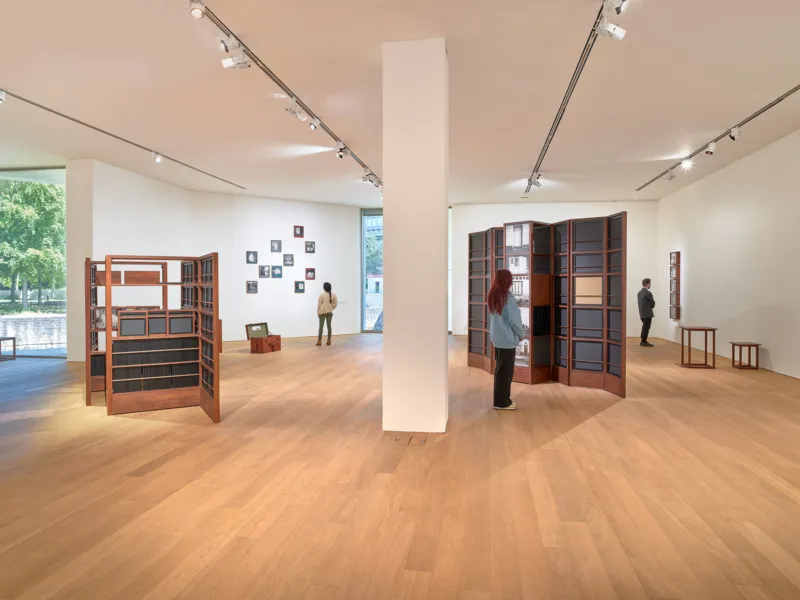 Vue de l'exposition "Dayanita Singh. Dancing with my Camera", 12.05 – 10.09.2023 Mudam Luxembourg © Photo : Studio Rémi Villaggi | Mudam Luxembourg