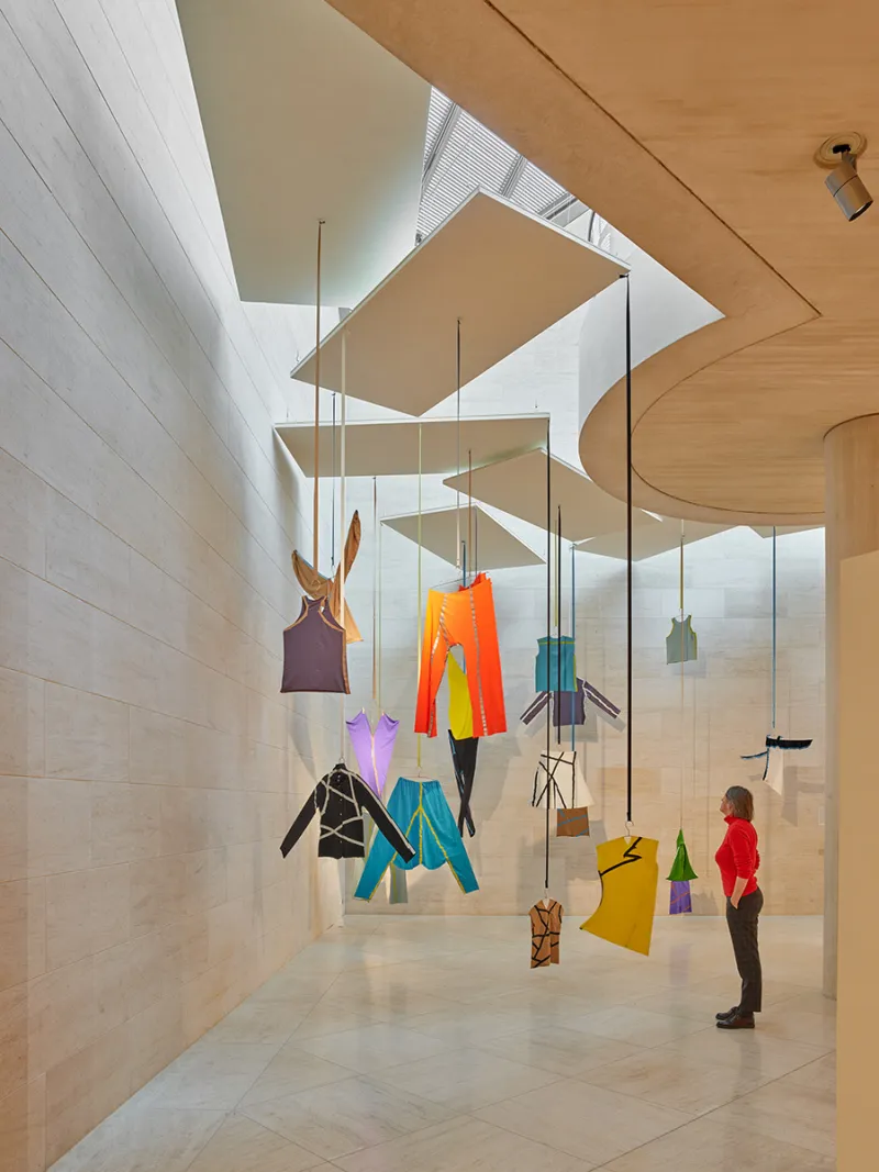 Vue de l'exposition "mirror mirror: cultural reflections in fashion", 30.10.2021 – 18.04.2022, Mudam Luxembourg   © Photo : Rémi Villaggi | Mudam Luxembourg