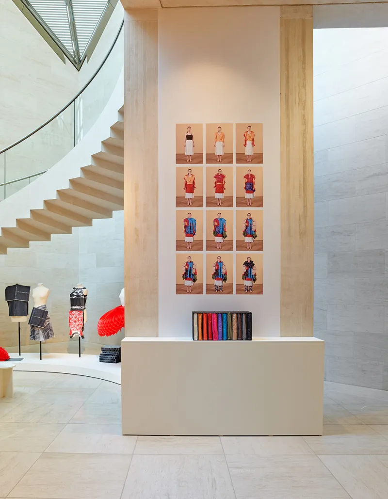 Vue de l'exposition "mirror mirror: cultural reflections in fashion", 30.10.2021 – 18.04.2022, Mudam Luxembourg