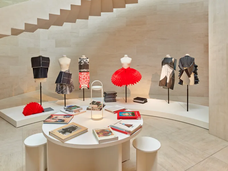 Vue de l'exposition "mirror mirror: cultural reflections in fashion", 30.10.2021 – 18.04.2022, Mudam Luxembourg   © Photo : Rémi Villaggi | Mudam Luxembourg