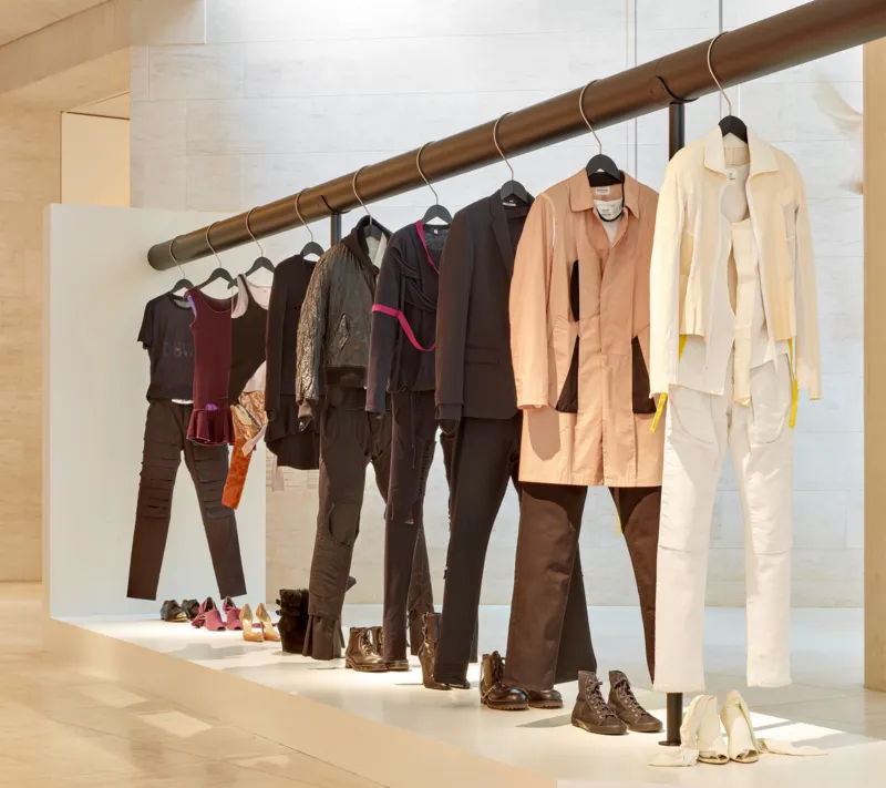 Vue de l'exposition "mirror mirror: cultural reflections in fashion", 30.10.2021 – 18.04.2022, Mudam Luxembourg   © Photo : Rémi Villaggi | Mudam Luxembourg