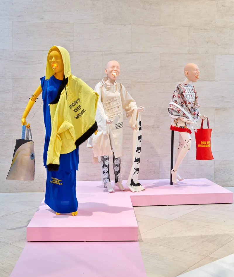 Vue de l'exposition "mirror mirror: cultural reflections in fashion", 30.10.2021 – 18.04.2022, Mudam Luxembourg   © Photo : Rémi Villaggi | Mudam Luxembourg