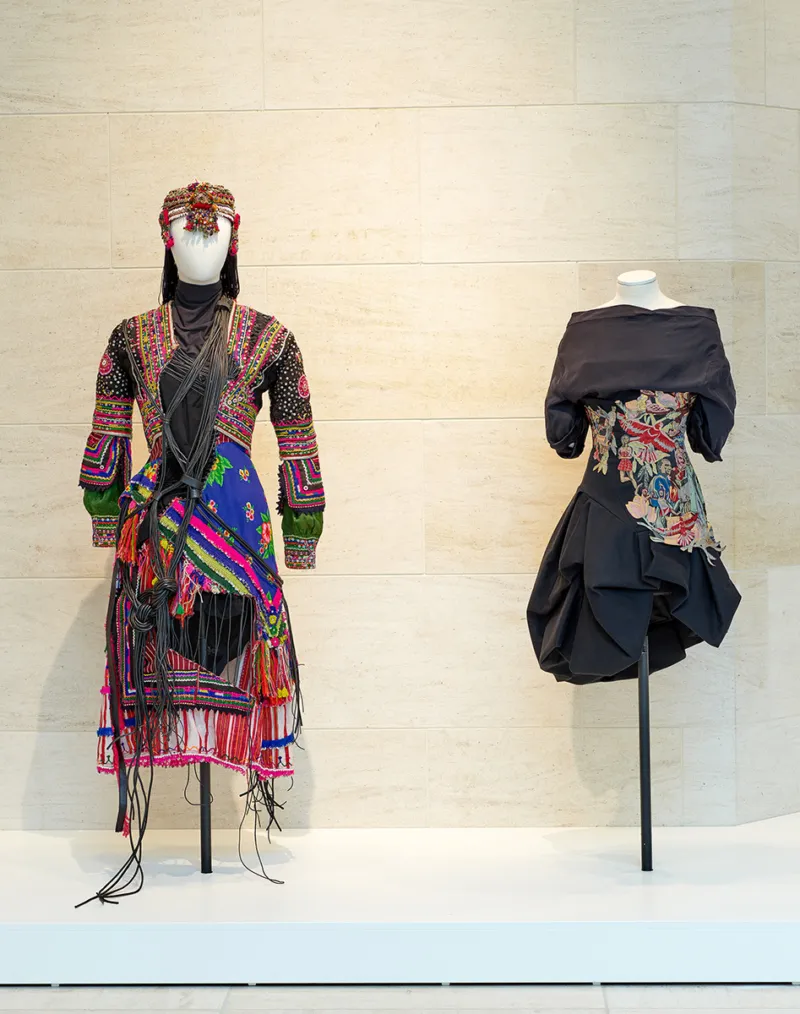 Vue de l'exposition "mirror mirror: cultural reflections in fashion", 30.10.2021 – 18.04.2022, Mudam Luxembourg   © Photo : Rémi Villaggi | Mudam Luxembourg