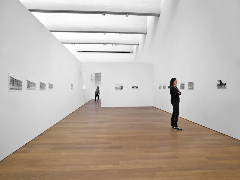 Vue de l'exposition "Zoe Leonard. Al río / To the River", 26.02. – 06.06.2022, Mudam Luxembourg