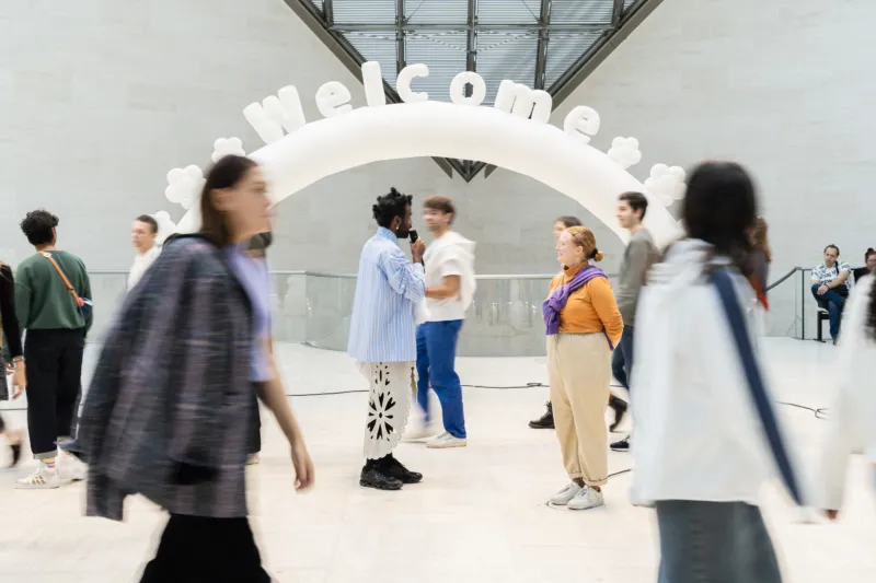 "4 dogs and a plum" performance by Ndayé Kouagou © Photo: Fabrizio Vatieri | Mudam Luxembourg