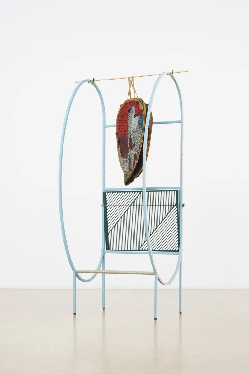 Suki Seokyeong Kang, "Rove and Round - face, mat, belly #18-01", 2016–2018. Acier peint, sac à éinge en maille teint, fil , cuir, laiton, roulettes. 158 x 82,7 x 65,9 cm. Collection Mudam Luxembourg. Donation 2018 – Baloise Group © Photo : Kyoungtae Kim